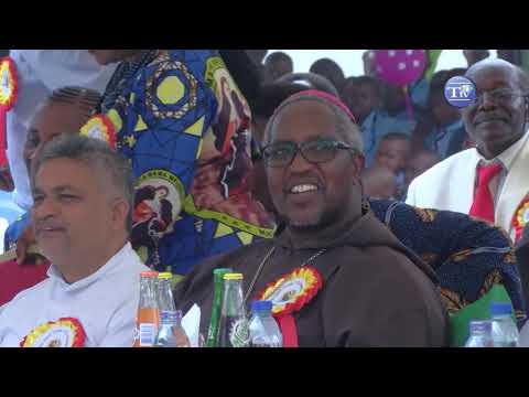 TAZAMA WATOTO WAKICHEZA NYIMBO ZA KIHAYA MBELE YA ASKOFU