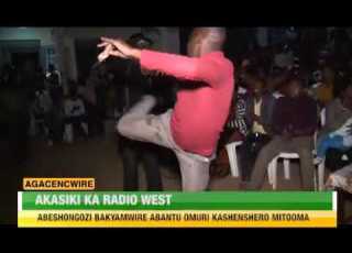  Eng Jovan Performing Akasiki Ke Kinihiiro Kya Radio West Mitooma District