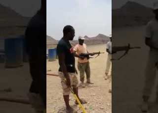  اسير حوثي يلقن السودانيين درس درس في حب الوطن