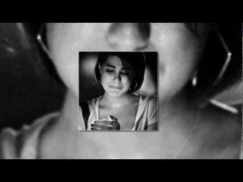 فاكر عينيها وضحكتها