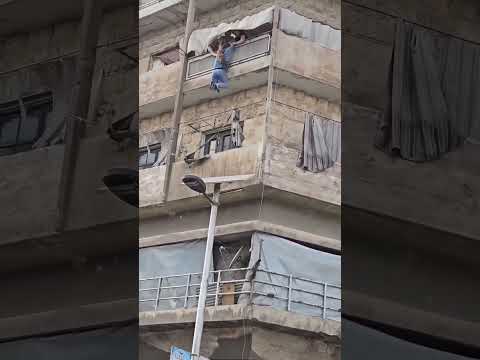 محاولة إنقاذ فتاة كادت أن تقع من على بلكونة الطابق الرابع في مدينة حلب سوريا حلب دمشق