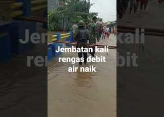  The Water Level At The Rengas River Bridge Has Risen Residents Of The Mutiara Jaya Villa Cibitu