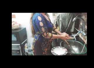  برتن دھوتے ہوئے چدائی