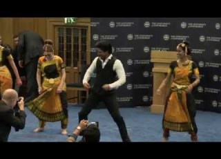 Dr Shah Rukh Khan Performs His Famous Lungi Dance