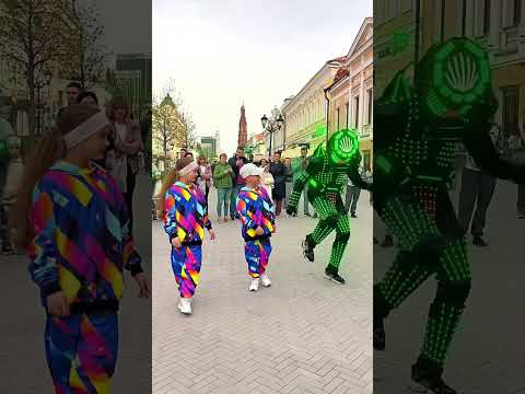 LITTLE KIDS TEACHING SHUFFLE NEON MODE DANCE TUZELITY ASTRONOMIA