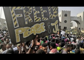 احتفالات باستقالة عوض بن عوف والجيش ينفي القيام بانقلاب عسكري ضد البشير