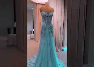 لطلب هذا الفستان الأزرق راسلونا على الخاص Reineecouture تصميم رقيق بدون حمالات مصنوع من قماش نا