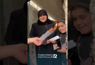 شاب مسلم سوري يدفع ديون الفقراء ويحرق دفتر الديون الخاص بهم