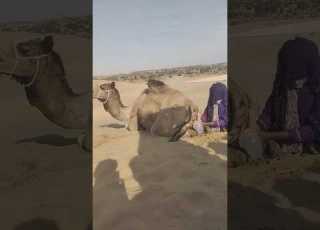  تقوم الفتاة بتحريك البالون من داخل الإناء الطيني ذهابا وإيابا لتبريد الجمل