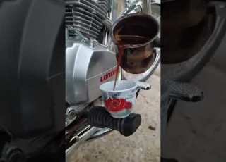قعود اعوج واحكي جالس