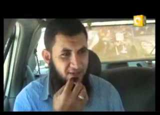 شاب سلفي يشرح معنى السلفية لسائق تاي