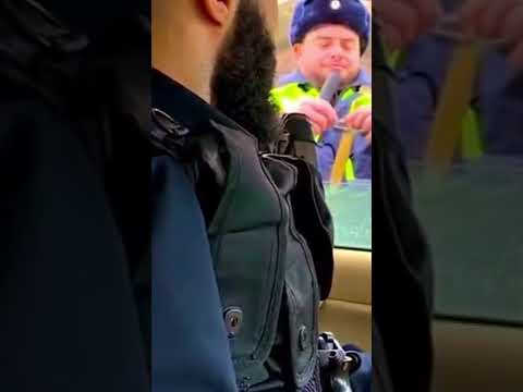 شرطي يعترض المافيا بالأخير سوه نفسه أعمى