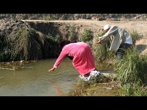 لن تصدق ما فعله لحاج فتوح في تفاحه في الترعه شيء غريب جدا لا يصدق هتموت من ضحك