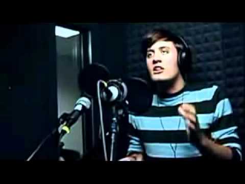 Потрясающий голос Парень поёт за двоих