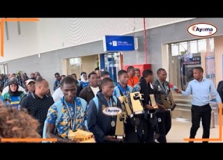 WACHEZAJI WA SERENGETI BOYS WALIVYOPOKELEWA KWA SHANGWE AIRPORT TAZAMA KINACHOENDELEA MUDA HUU