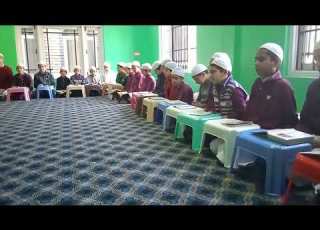  درجہ ناظرہ قرآن کریم کلاس کے طلباء سورہ الفاتحہ کی مشق کرتے ہوۓ