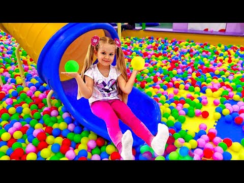 Diana Y Roma Se Divierten Jugando En El área De Juegos Para Niños