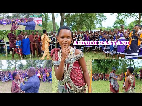 ABIUDI KASYANI AKIWASHANGAZA WATU WA NGERENGERE AMIMINIWA HADI DOLA KWA UPENDO