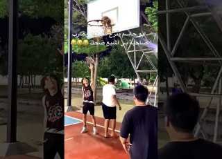  ابو جاسم ينزع النعال ويضرب صاحبة بي اشبع ضحك