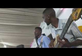 وسط الزهور متصور