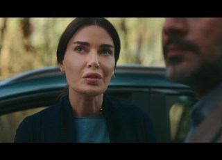 بتهرب من سوريا مع ولادها أثناء الحرب فبتفقد أسرتها وبتفضل تبحث عنهم طول عمرها