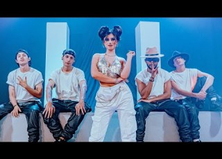  Una Noche En Medellín Cris MJ Versión Mujer Zuka