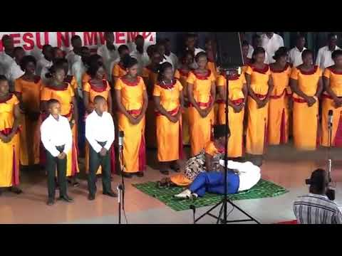 GUSANENI MAJERAHA BY B MUKASA Kwaya Ya Mt Don Bosco LIVE PERFORMANCE GUSANENI MAJERAHA BY B MUKASA Kwaya Ya Mt Don Bosco LIVE PERFORMANCE