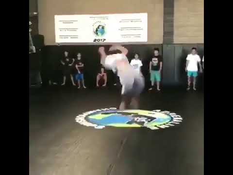 حركات بهلوانية وخفة حركة عجيبة