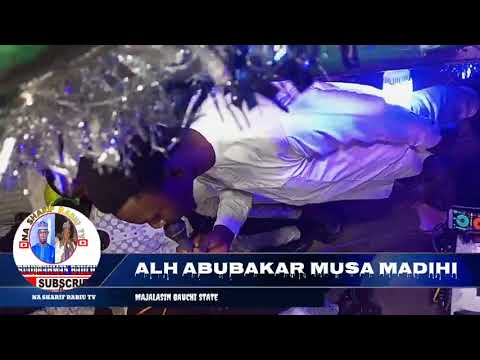 KALLI SABON MAJALASIN ALH ABUBAKAR MUSA MADIHI A GARIN BAUCHI YANDA DUBBAN MATASA SUKE RAWA DA JUYI