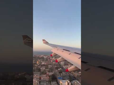 لحظة هبوط الطائرة على طرابلس