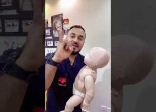 طريقة انقاذ طفل رضيع من الاختناق مهم لكل شخص