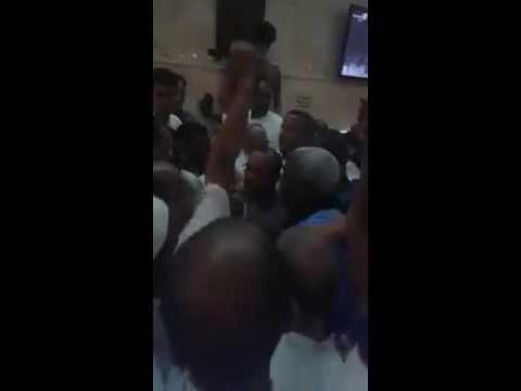 حجاج يحتجون على وزير الشؤون الإسلامية أحمد ولد أهل داوود