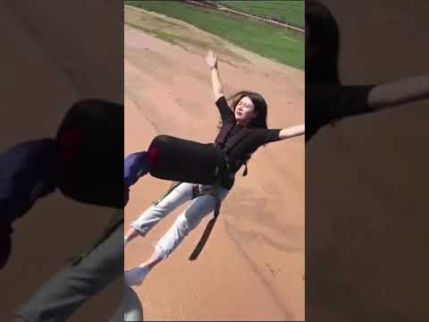 شابة كورية تجرب اخطر لعبة في العالم السقوط من الأعلى تجربة خطيرة
