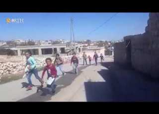 أطفال من قرية برج القاص جنوبي منطقة عفرين ينصرفون باكرا من مدرستهم مع اقتراب القصف التركي من القرية