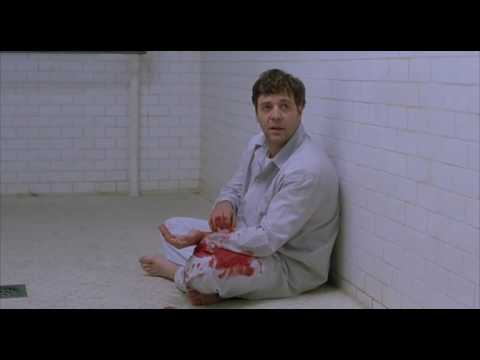 A Beautiful Mind John Nash Essaye De Retirer Un Implant Imaginaire