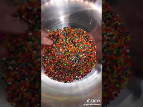 الكرات اللي بتكبر في الميه