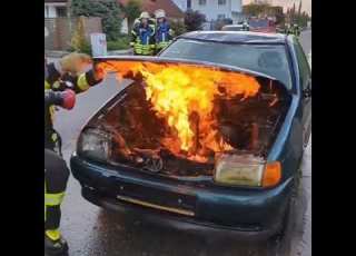 سيارة تحترق