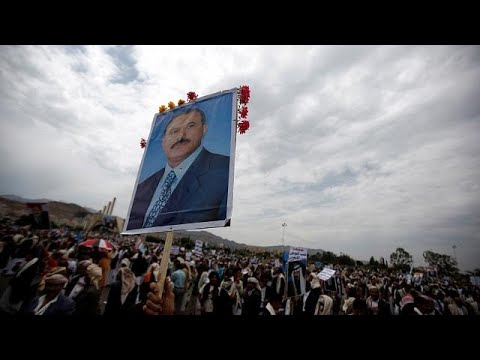 يمنيون يحملون علي عبد الله صالح بعد مقتله