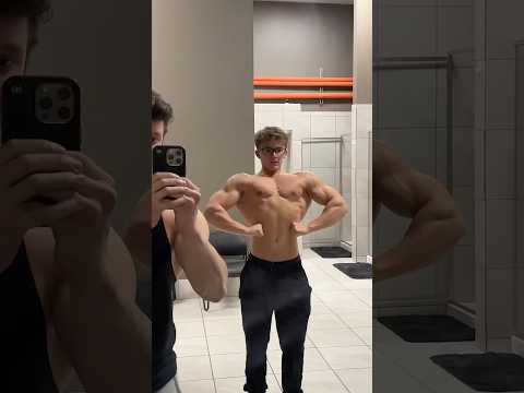 لاعب كمال اجسام طبيعي خارق