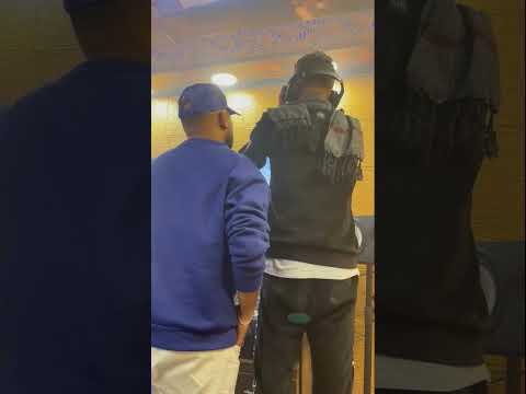 عصام صاصا وهو بيسجل مهرجان الفلوس نطتت ابن امبارح بعد ما اتحبسو الاسود عصام صاصا و مصطفي الجن