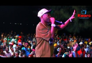MZEE WA BWAX SHOW LIVE SINGELI KUGANDA GANDUKA RONGONI BEACH KWENYE UZINDUZI WA SINGELI MEDIA