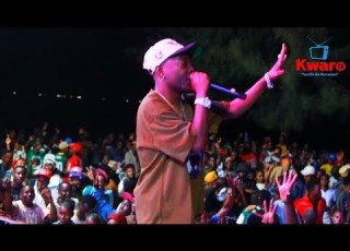 MZEE WA BWAX SHOW LIVE SINGELI KUGANDA GANDUKA RONGONI BEACH KWENYE UZINDUZI WA SINGELI MEDIA