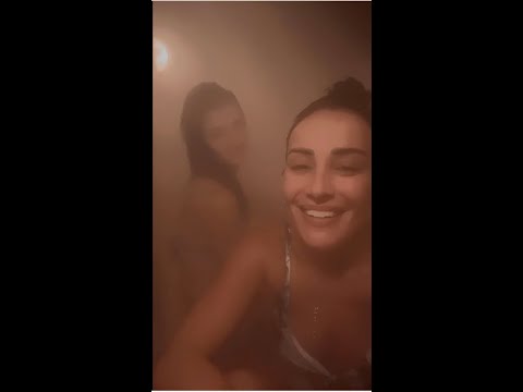 كندة حنا تسبح بالمايوه مع صديقتها