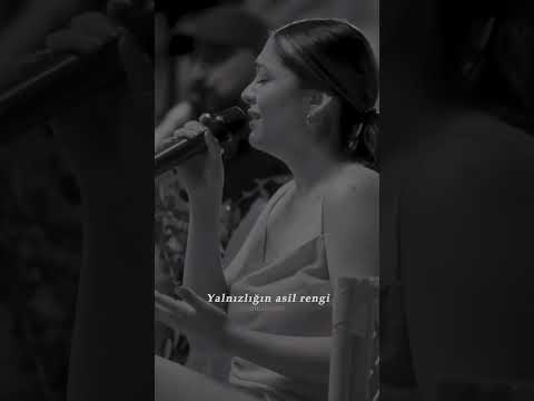 Sıla Şahin Kızıl Mavi