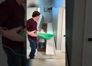  الأب الذي حو ل الدرج إلى سعادة لابنته