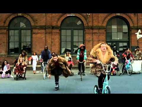 MACKLEMORE RYAN LEWIS THRIFT SHOP FEAT WANZ OFFICIAL VIDEO