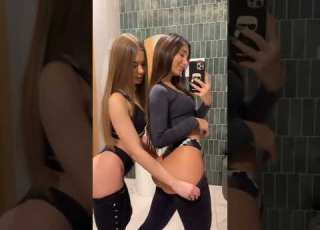 У брюнетки шикарная фигура и большая красивая попа