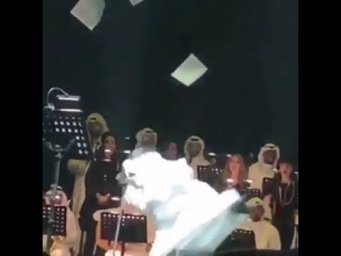 لحظة سقوط عبدالله رويشد على المسرح كامل بدون حذف شيء HD لحظة سقوط عبدالله رويشد على المسرح كامل بدون حذف شيء HD