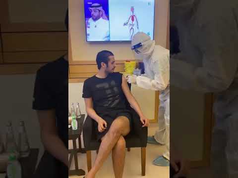 الامير تركي بن سلمان الشاعر واحد يتلقى لقاح فايزر كورونا