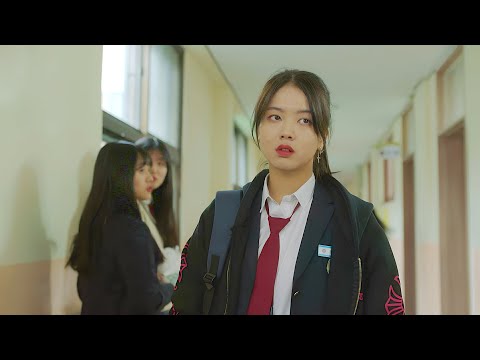 بنت طيبه بتتعرض للتنمر فى المدرسة فبتقرر أختها التوأم تروح مكانها وتاخد حقها من المدرسه كلها بنت طيبه بتتعرض للتنمر فى المدرسة فبتقرر أختها التوأم تروح مكانها وتاخد حقها من المدرسه كلها